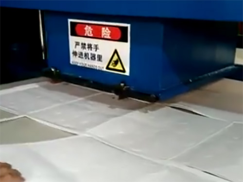 自动龙门裁断机 （冲卷料）视频