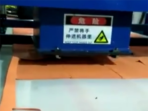 自动龙门裁断机（冲卷料）视频