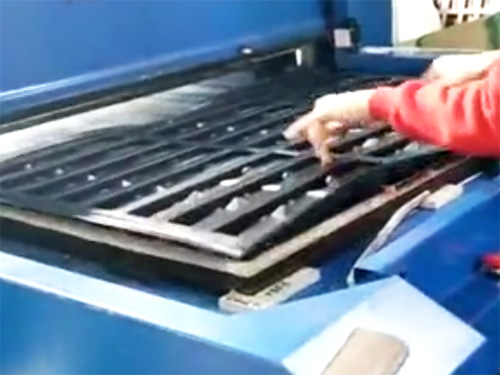 自动取料吸塑裁断机