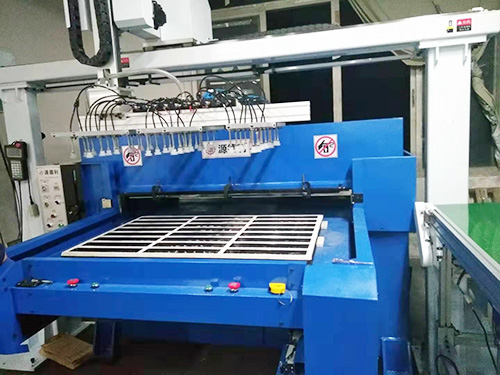 智能吸塑裁断机