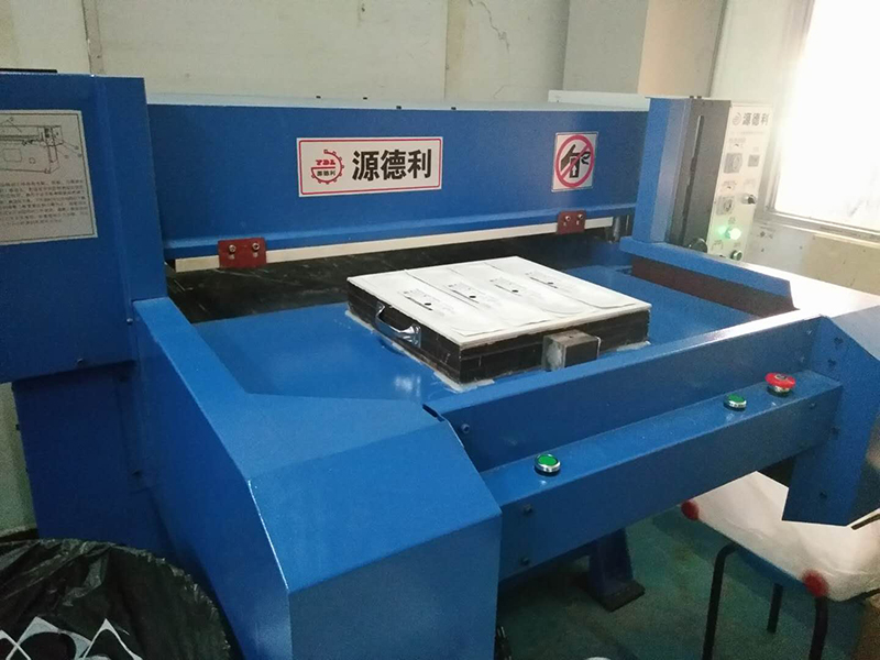 单双边自动送料裁断机...